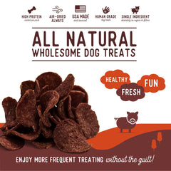 Perro disfrutando patitas de cerdo Beg & Barker snack sabroso para momentos de juego.