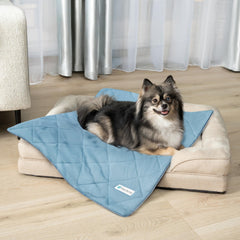 Cobija PetAmi para gatos en cama, protege muebles y reduce pelo.