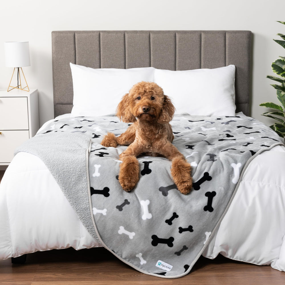 Manta impermeable PetAmi para perros extragrandes sobre sofá protege muebles
