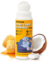 Bálsamo PETHROOM Roll-On aplicada en patitas para cuidado rápido.