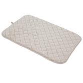 Petmate SnooZZy Cream, esterilla acolchada para kennel, ofrece confort durante viajes y descansos en casa.