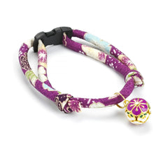 Collar PetsMeow, textura crepe japonesa suave, cómodo para el pelaje diario.