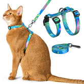 Harnais pour chat PetThem anti-évasion sur fond neutre, sécurité en balades.