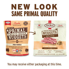 Primal Pet Foods, trozos liofilizados de cerdo, vista cercana de la textura crujiente.