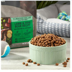 Detalle de croquetas crujientes Pure Balance para perros, sabor natural.