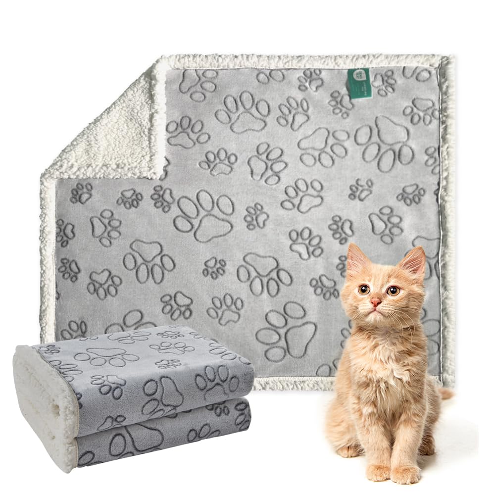 Manta Qeils impermeable y lavable con huellas grises para mascotas.