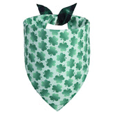 Bandana QUQULE para perro con diseño St Patrick verde, ideal para fotos festivas.