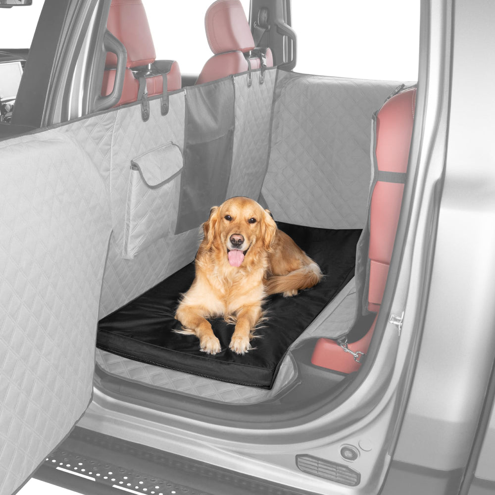 Cama para perro Ruff Liners XL en asiento trasero con funda impermeable para viajes seguros.