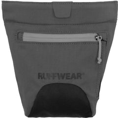 Ruffwear Treat Trader muestra acceso rápido con cierre magnético durante el paseo