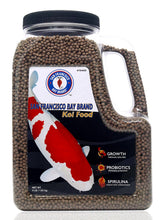 San Francisco Bay Brand Koi de alta calidad con gránulos flotantes medianos para crecimiento equilibrado.