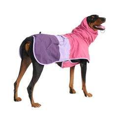 Spark Paws capa de lluvia para perro, vista frontal, protege frente y torso durante paseos mojados.