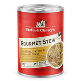 Stella & Chewy's guiso de pollo de corral en un plato, ideal para la comida diaria del perro