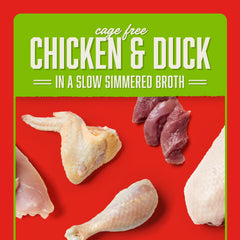 Shredrs de pollo y pato deshilachados en caldo sabroso.