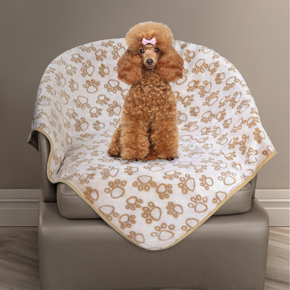 Manta Stuffed beis suave con patitas, ideal para el confort diario de tu mascota.