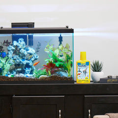 Tetra AquaSafe Plus vertido en agua, fácil aplicación en acuario