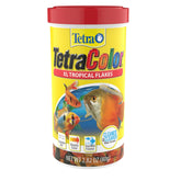 Copos de TetraColor Tropical Flakes se vierten para alimentar peces tropicales.