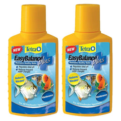Tetra EasyBalance Plus vertiendo el producto para estabilizar pH y alcalinidad en acuario.