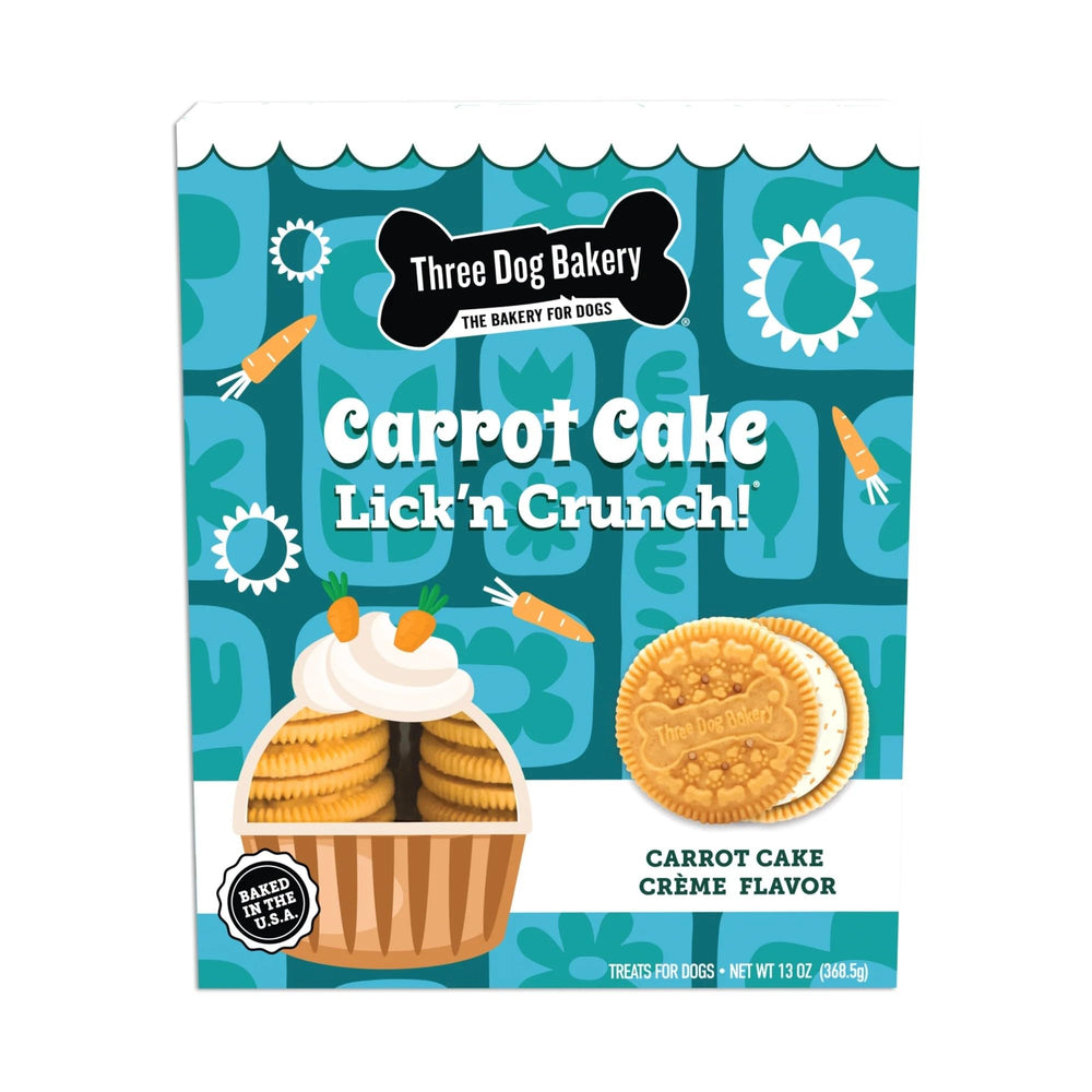 Three Dog Bakery Carrot Cake Lick’n Crunch, empaque visible para compartir en paseos.