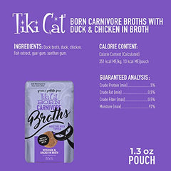 Gato disfrutando el caldo de Tiki Cat Born Carnivore Broths, ideal como premio.