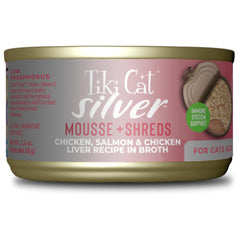 Tiki Cat Silver Comfort Mousse y Shreds con pollo y salmón, textura suave para gatos mayores.