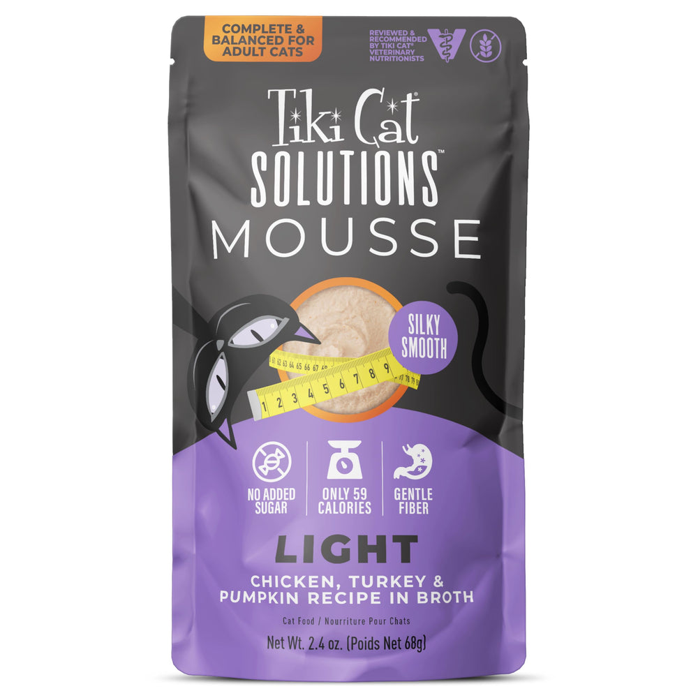 Tiki Cat Solutions Light Mousse con pollo y pavo en caldo, ideal para apoyar un peso saludable.