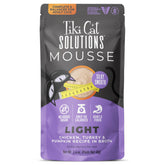Tiki Cat Solutions Light Mousse con pollo y pavo en caldo, ideal para apoyar un peso saludable.