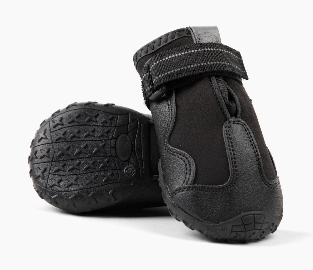 Versa Vine botas para perro caminando en senderismo con tracción estable.