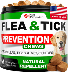 Vet Promise: perro masticando comprimidos naturales para una protección diaria.