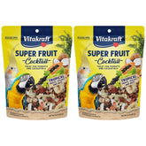 Vitakraft Cóctel de Frutas: loro saboreando trozos de frutas frescas para premiar.