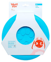 West Paw Zisc volando en el aire, ideal para juegos de lanzamiento.