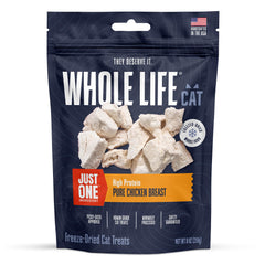Gato disfrutando trozos de pollo liofilizados de Whole Life Cat Just One, snack crujiente.