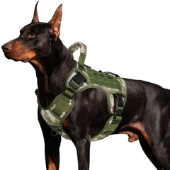 Arnés Wingoin para perro grande con camuflaje verde, ideal para paseos y senderismo.