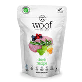 WOOF pato liofilizado 9.9 oz en primer plano, alto en proteína para perros.