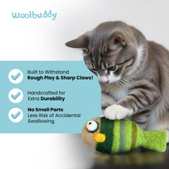 Gato jugando con pez de fieltro Woolbuddy, estimula la caza de forma segura.