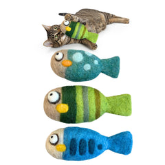 Juguete Woolbuddy pez de fieltro para gatos, fomenta juego activo en interiores.