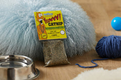 Yeowww! Empaque reutilizable de catnip que mantiene la frescura entre sesiones de juego.