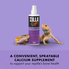 Aplicación del spray Zilla sobre alimento para reptiles antes de servir.