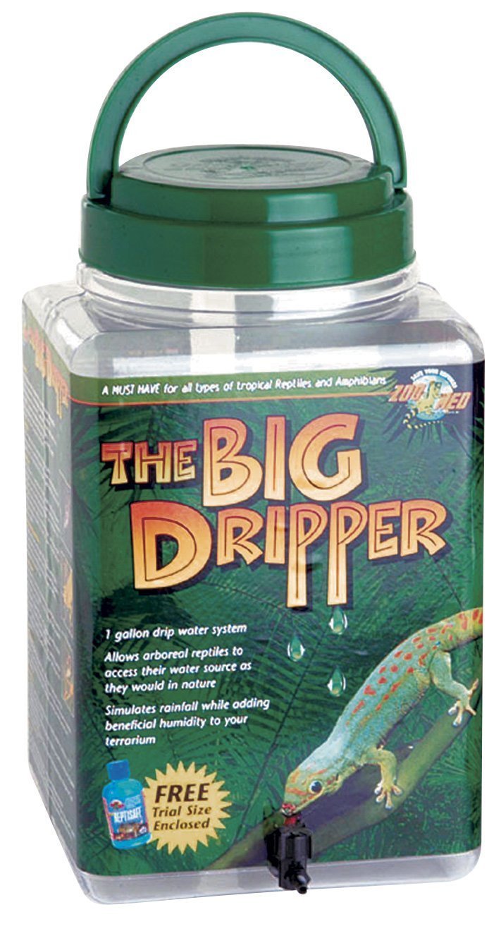 Zoo Med The Big Dripper galón colgante sobre terrario, ideal para mantener humedad constante.