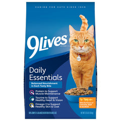 9Lives Daily Essentials crocantes de pollo para gatos adultos activos.