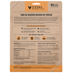 Detalle de textura suave-crujiente de los mini-bocados de cerdo Vital Essentials.