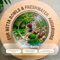 Activ Betta Bio-Activ Live: vertiendo agua natural sin cloro para un entorno seguro.