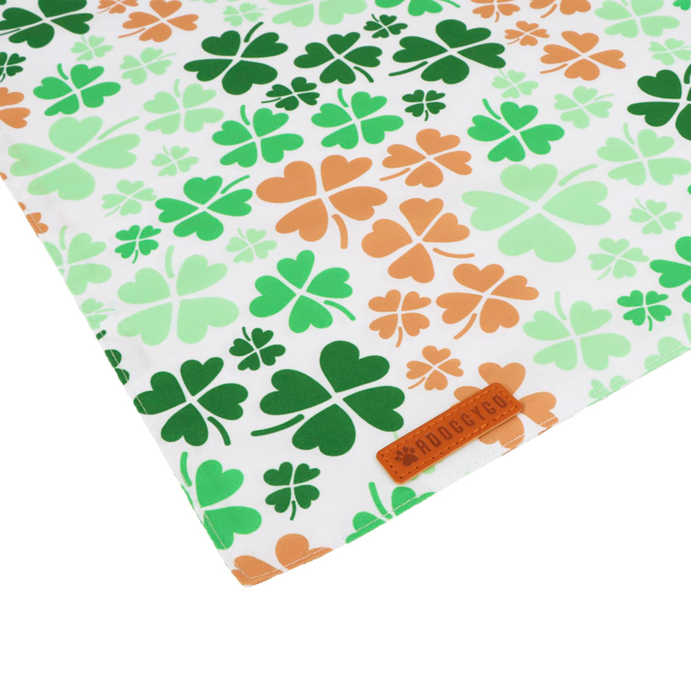 ADOGGYGO bandana verde para sesiones de fotos, accesorio ideal para perros.