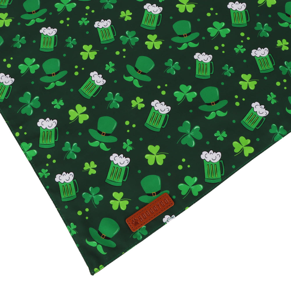 Bandana ADOGGYGO disponible en tallas para perros medianos y grandes, ajuste cómodo.