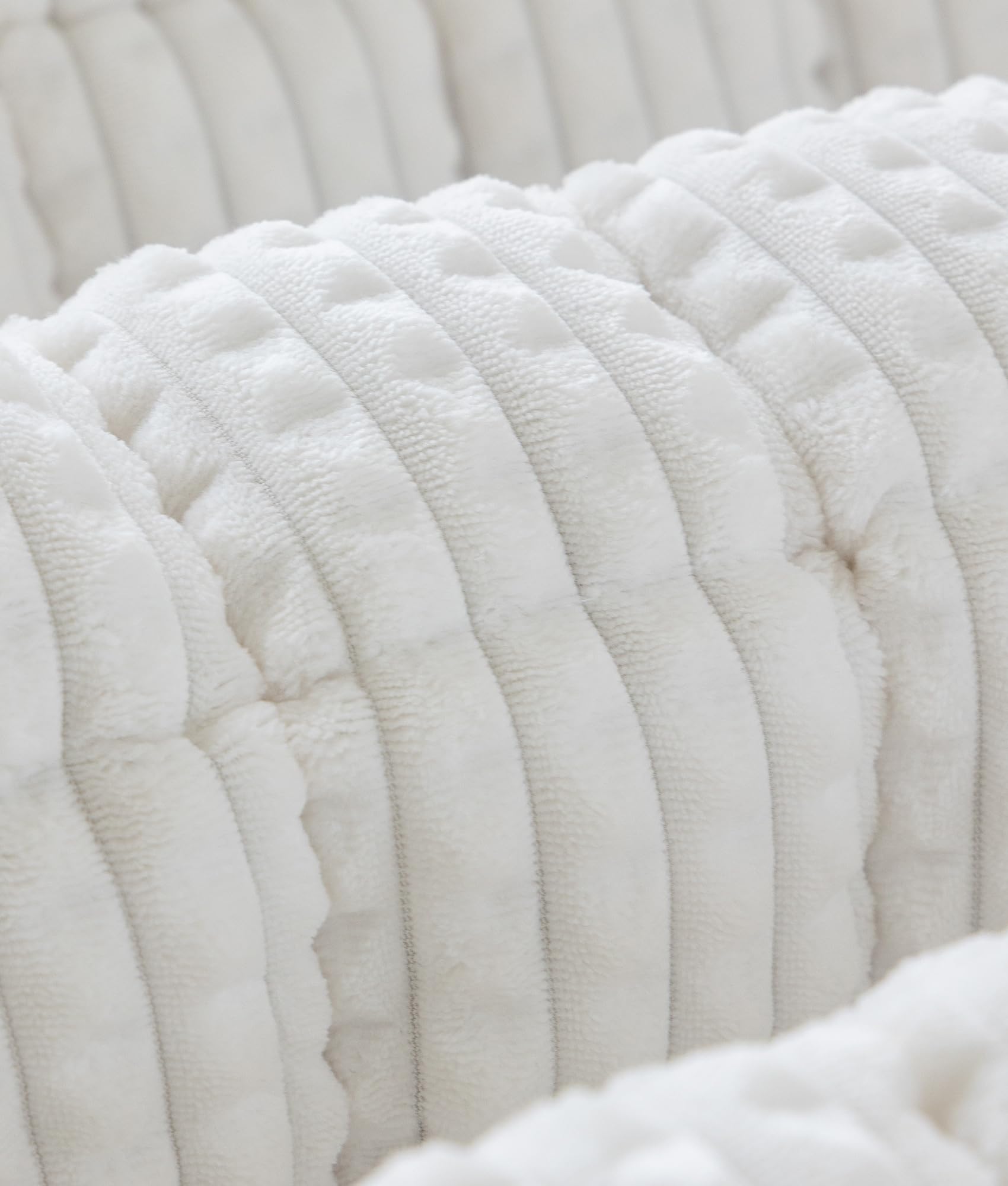 Revestimiento blanco AEEISHOMEREFORM que combina con decoración moderna