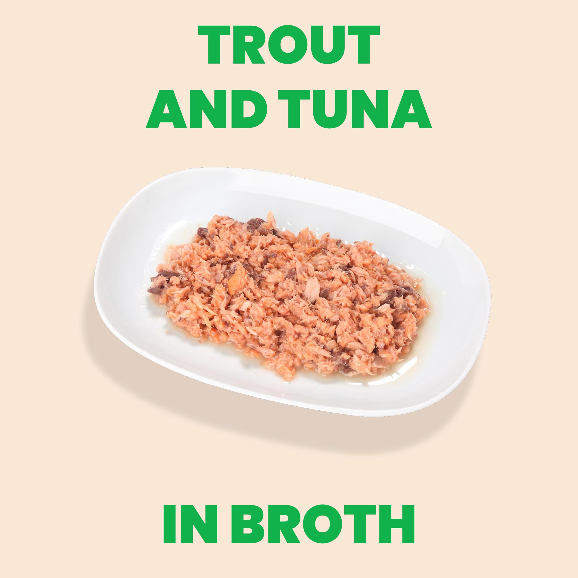 Primer plano de trozos de trucha y atún en caldo, sabor apetecible para gatos exigentes