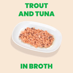 Primer plano de trozos de trucha y atún en caldo, sabor apetecible para gatos exigentes