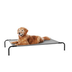 Amazon Basics cama elevada con malla transpirable para mejor flujo de aire.