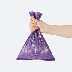 Empaque práctico de 15 bolsas por rollo de Amazon Basics.