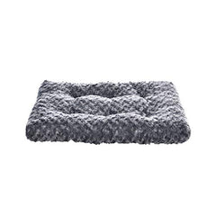 Revestimiento plush suave de Amazon Basics para descanso cómodo.