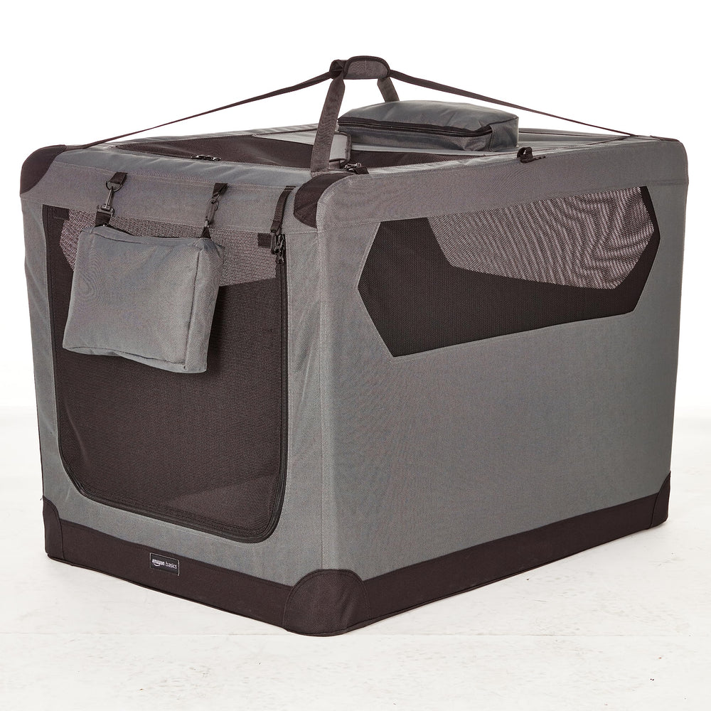 Transportín para perro de Amazon Basics con ventilación de malla, ideal para viajes cortos.